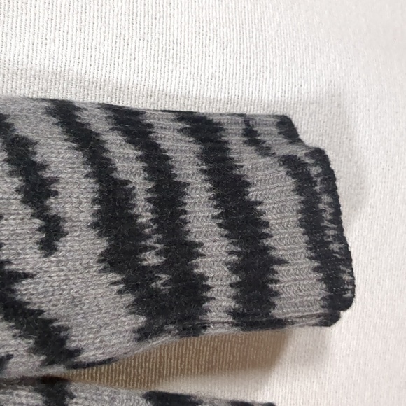 C by Bloomingdales 100% Cashmere Zebra Print Sweater Size Small EUC - Picture 5 of 14